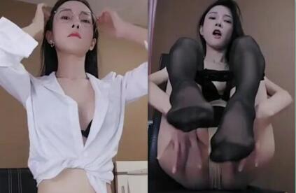 美女主播黑丝短裙用笔摩擦道具自慰